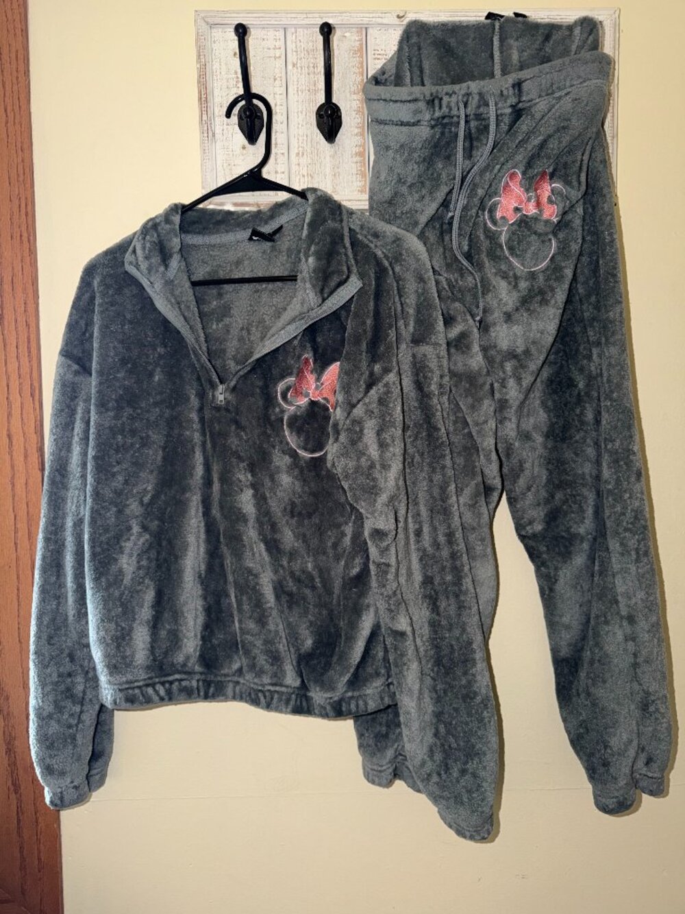 DISNEY Minnie Mouse Women's Two-Piece Pajama Lounge Set (MEDIUM TOP-SMALL PANT)